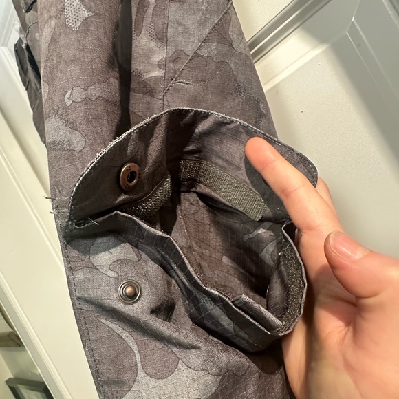 Green camo women’s large DC Shoe Company snowboarding pants, waterproof, 10k - Picture 9 of 10